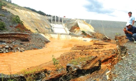 Sự cố vỡ van đường dẫn thủy điện Sông Bung 2 khiến nhiều người lo lắng về chất lượng công trình và độ an toàn khi vận hành. Ảnh: Hoài Văn.