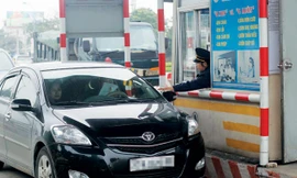 Trạm thu phí Bến Thủy tăng giá vé ngay trong sáng ngày đầu năm 2016. Ảnh: Văn Bình.