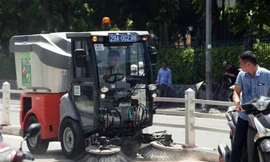 Xe quét rác hơn 1 tỷ đồng hoạt động tại Hà Nội.