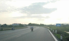 Biển báo khu dân cư vào thị xã Chí Linh - Hải Dương không đúng Quy chuẩn 41. Ảnh: Bình Minh.