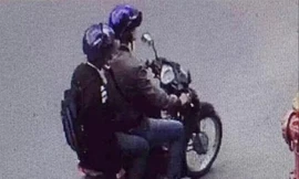 Hình ảnh hai thanh niên khả nghi ném vật lạ vào trụ sở Công an phường 12.