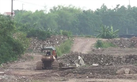 Việc đổ đất thải, phế thải ở chân đê, bãi sông, trong hành lang thoát lũ là vi phạm nghiêm trọng Luật Đê điều và Luật Phòng chống thiên tai.