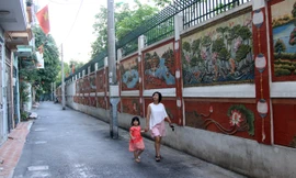 Đường tranh gốm - niềm tự hào của tổ dân cư 28, phường Dịch Vọng Hậu. Ảnh: N.M.Hà.