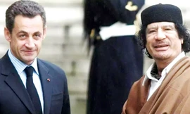 Ông Nicolas Sarkozy (trái) và ông Muammar Gaddafi tại Paris năm 2007. Ảnh: Independent.