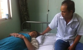 Anh Nguyễn Thanh Hải (30 tuổi) đang an ủi vợ Trần Thị Thùy Trúc tại bệnh viện, khi họ vừa mất đi con trai . Ảnh: Q.N