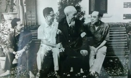 Bác Hồ trò chuyện thân mật với nhà văn, nhà báo Thái Duy và nhà văn Phan Tứ.