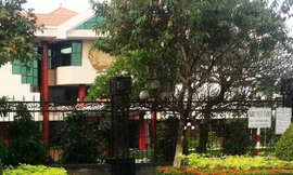 Trụ sở Tỉnh ủy Bến Tre những ngày này được canh gác cẩn mật, có biển cấm quay phim, chụp hình, tụ tập đông người. Ảnh: Nguyễn Tiến Hưng.