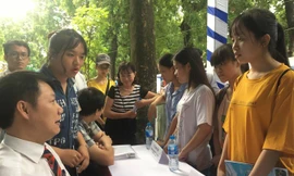 Thí sinh đến các trường nghe tư vấn xét tuyển. Ảnh: Nghiêm Huê.
