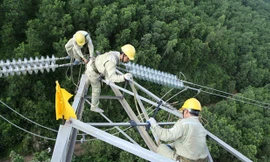 Ở độ cao khoảng 70m so với mặt đất, những người thợ truyền tải điện chỉ dùng chân và tay di chuyển dọc đường dây truyền tải điện để làm việc giữa trời nắng nóng.