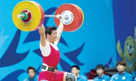 Cử tạ nâng ước mơ cậu bé mồ côi