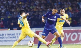 Anh Đức (áo xanh) trở thành Vua phá lưới V-League sau 15 năm danh hiệu này luôn thuộc về các chân sút ngoại. Ảnh: VSI.