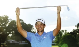 Xander Schauffele lần đầu vô địch Tour Championship. 