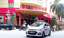 Những ngày qua, nhiều người đến trụ sở của Thiên Ngọc Minh Uy (Cầu Giấy, Hà Nội) để xin chấm dứt hợp đồng. Ảnh: Như Ý.