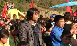 Anh Trần Xuân Tùng (trái) là người nêu ý tưởng đỡ đầu điểm trường đầu tiên trong Dự án “Sẻ chia yêu thương” là trường Tiểu học bán trú Hoàng Thu Phố số 2, Bắc Hà (Lào Cai). Ảnh: Sign-in.