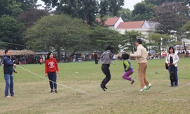 Cả nhà cùng nhảy dây. Ảnh: N.M.Hà.