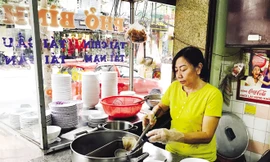 Con dâu Nguyễn Thị Thủy đang quán xuyến tiệm phở Bình.