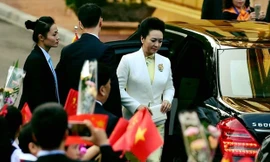 Thượng úy Đặng Hồng Nhung (ngoài cùng bên trái) thực hiện nhiệm vụ bảo vệ phu nhân Tổng Bí thư, Chủ tịch nước Trung Quốc Tập Cận Bình, tháng 11/2015.