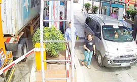Có nhân viên đứng gác, nhưng mấy ngày qua tài xế xe tải vẫn húc gãy thanh chắn tại trạm Tân Đệ.