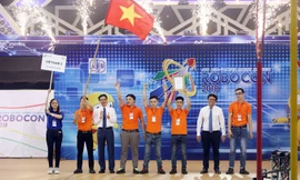 Phó Thủ tướng Vũ Ðức Ðam cùng ông Trần Bình Minh, Tổng Giám đốc Ðài Truyền hình Việt Nam trao giải nhất cho đội tuyển Việt Nam 2. Ảnh: Đức Long. 