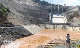 Hiện trường vụ vỡ ống dẫn tại thủy điện Sông Bung 2. Ảnh: Hoài Văn.