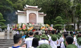 Hàng ngàn người tìm về Ngã ba Ðồng Lộc thắp hương tưởng nhớ 10 nữ TNXP.