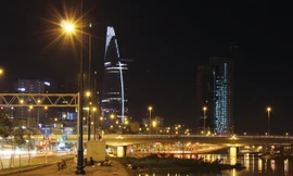 Một góc đại lộ Võ Văn Kiệt về đêm lung linh ánh đèn.