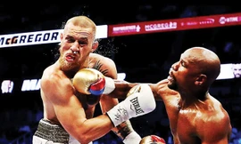 Màn so găng giữa Mayweather (phải) và McGregor đạt doanh thu hơn 1 tỷ đô dù chất lượng chuyên môn rất thấp.