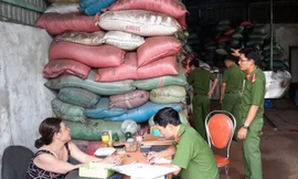 Công an tỉnh Đắk Nông bắt một số cơ sở nhuộm đen hàng tấn phế phẩm cà phê bằng pin. ẢNH: PV.