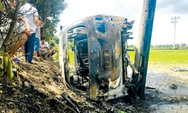 Ô tô của hai người đàn ông bị đốt cháy rụi ở xã Lạc Hồng (huyện Thanh Hà, Hải Dương) do bị nghi ngờ bắt cóc trẻ em.