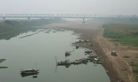 Mực nước sông Hồng đã xuống rất thấp trong khoảng 10 năm qua. Ảnh: Ngọc Tuyền.