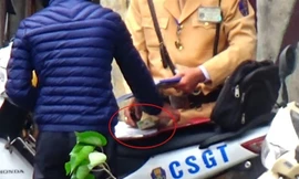 Bước đầu Công an TP Hà Nội thấy có dấu hiệu tiêu cực trong thực hiện nhiệm vụ của Cảnh sát Giao thông Hà Nội. Ảnh cắt từ clip.