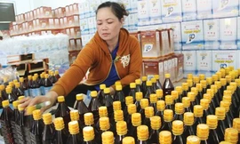 Những người kinh doanh nước mắm hoang mang.