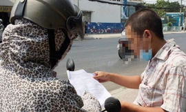 PV (phải) được nữ “cò” tư vấn bằng tài công.