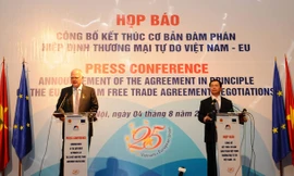 Tối 4/8, tại Hà Nội, Bộ trưởng Bộ Công Thương Vũ Huy Hoàng và Đại sứ, Trưởng Phái đoàn EU tại Việt Nam, Tiến sĩ Franz Jessen tuyên bố cơ bản kết thúc đàm phán Hiệp định Thương mại tự do Việt Nam-EU (EVFTA). Ảnh: TTXVN.