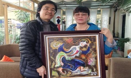 Họa sỹ Lê Tiến Vượng (trái) và người mua tranh giá trị cao nhất.
