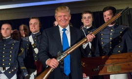 Tổng thống Mỹ đang muốn tăng ngân sách quốc phòng. Trong ảnh: Năm 2015, ứng viên tổng thống Donald Trump được các học viên Trường Quân đội Citadel tặng một khẩu súng trường (súng giả trông như thật). Ảnh: Getty Images.