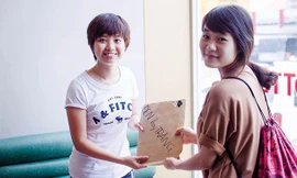 Các bạn nhóm Đen hay Trắng tặng quà cho các nhân vật nhặt ví trả cho người đánh rơi. Ảnh: CC.