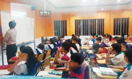 Bên trong một lớp luyện thi vào trường Chuyên Trần Đại Nghĩa ở quận 3, TPHCM. Ảnh: PV.