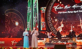 Jayden Trịnh hát trong chương trình Xuân Quê hương 2018. Ảnh: L.A.