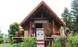 Cầu thang cái có đôi bầu sữa tràn đầy sức sống.