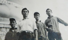 Ông Lê Hoàng Văn (thứ hai từ phải sang).