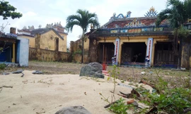 Ngôi mộ cá Ông còn mới phía trước lăng Ông Nam Ô.