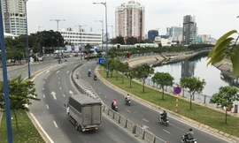 Trong khi đó, nhiều đoạn đường cong, khúc cua hẹp rất nguy hiểm cho các phương tiện. Ảnh: Văn Minh.