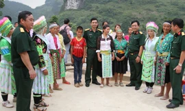 Tình quân dân cá nước. Ảnh: Khương Doãn.