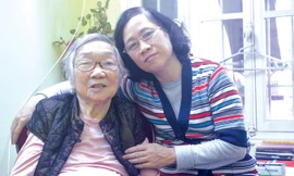 Bà Nguyễn Thị Lan và con gái Lê Thu Hằng. Ảnh: Kiến Nghĩa.