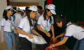 Các thành viên chuẩn bị quà tặng cho người dân Quảng Trị.