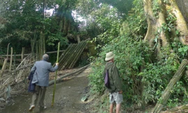 Người dân Lạng Sơn vào rừng săn dược liệu bán sang Trung Quốc. Ảnh: Duy Chiến.