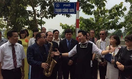 Nghệ sĩ (Trần Mạnh Tuấn, Tùng Dương) trình diễn ca khúc của Trịnh Công Sơn trên đường phố mang tên nhạc sĩ. Ảnh: DPV.