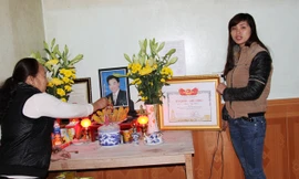 Mẹ và vợ liệt sĩ Phạm Văn Thời.