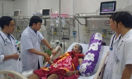 TS Hoàng Bùi Hải (bên trái) thăm bệnh nhân khi đã hồi phục. Ảnh: PV.